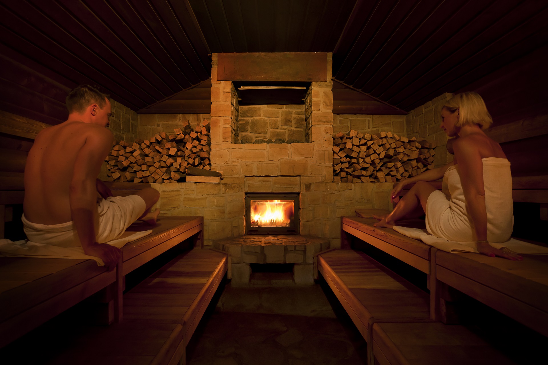 Bezoekers relaxen in de maa-sauna