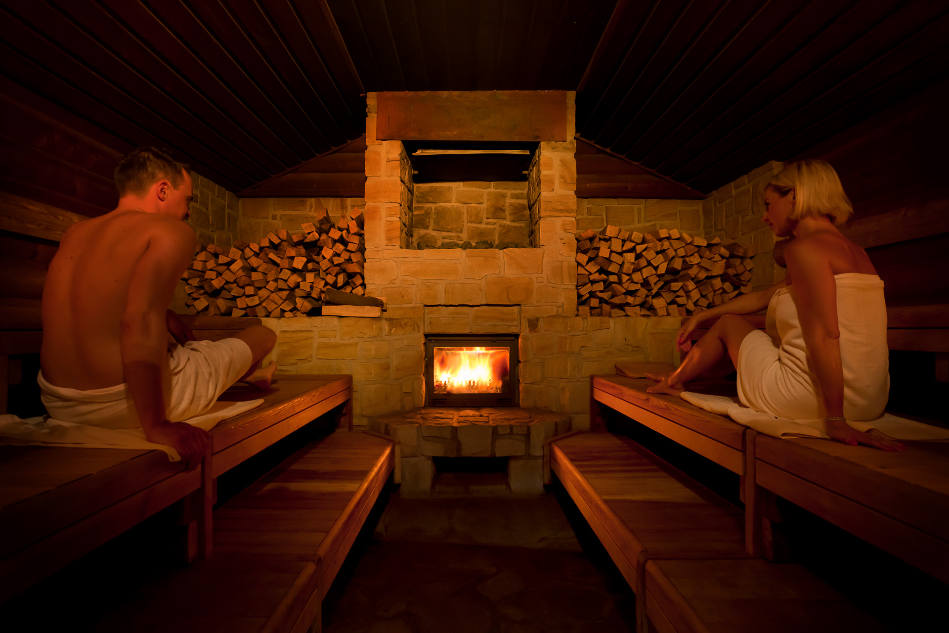 Bezoekers relaxen in de maa-sauna