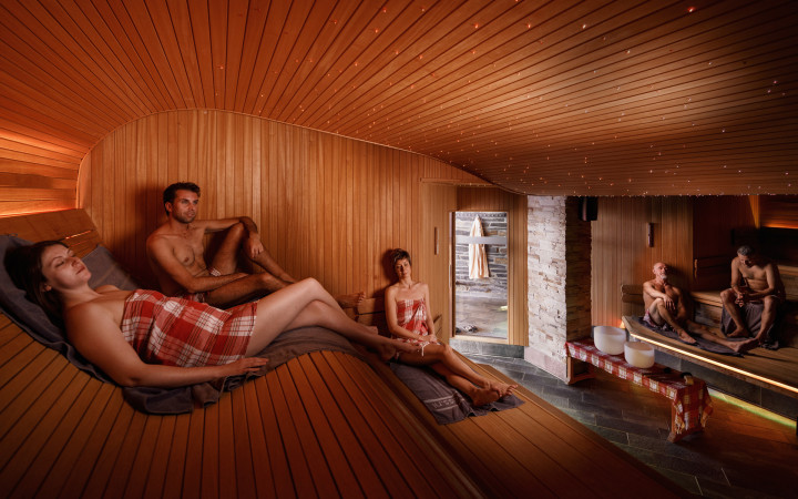 Gasten relaxen in het sanarium van Hezemeer 