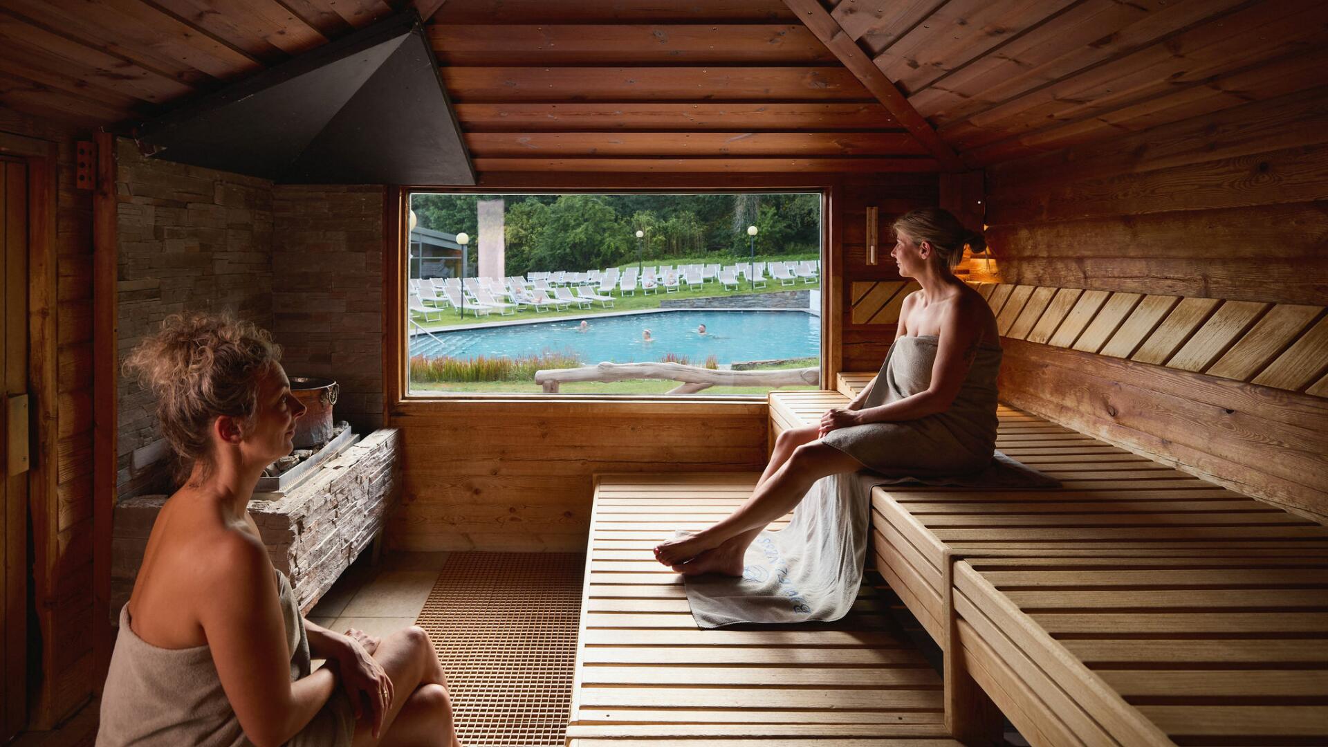 Gasten ontspannen in sauna Hezemeer 2