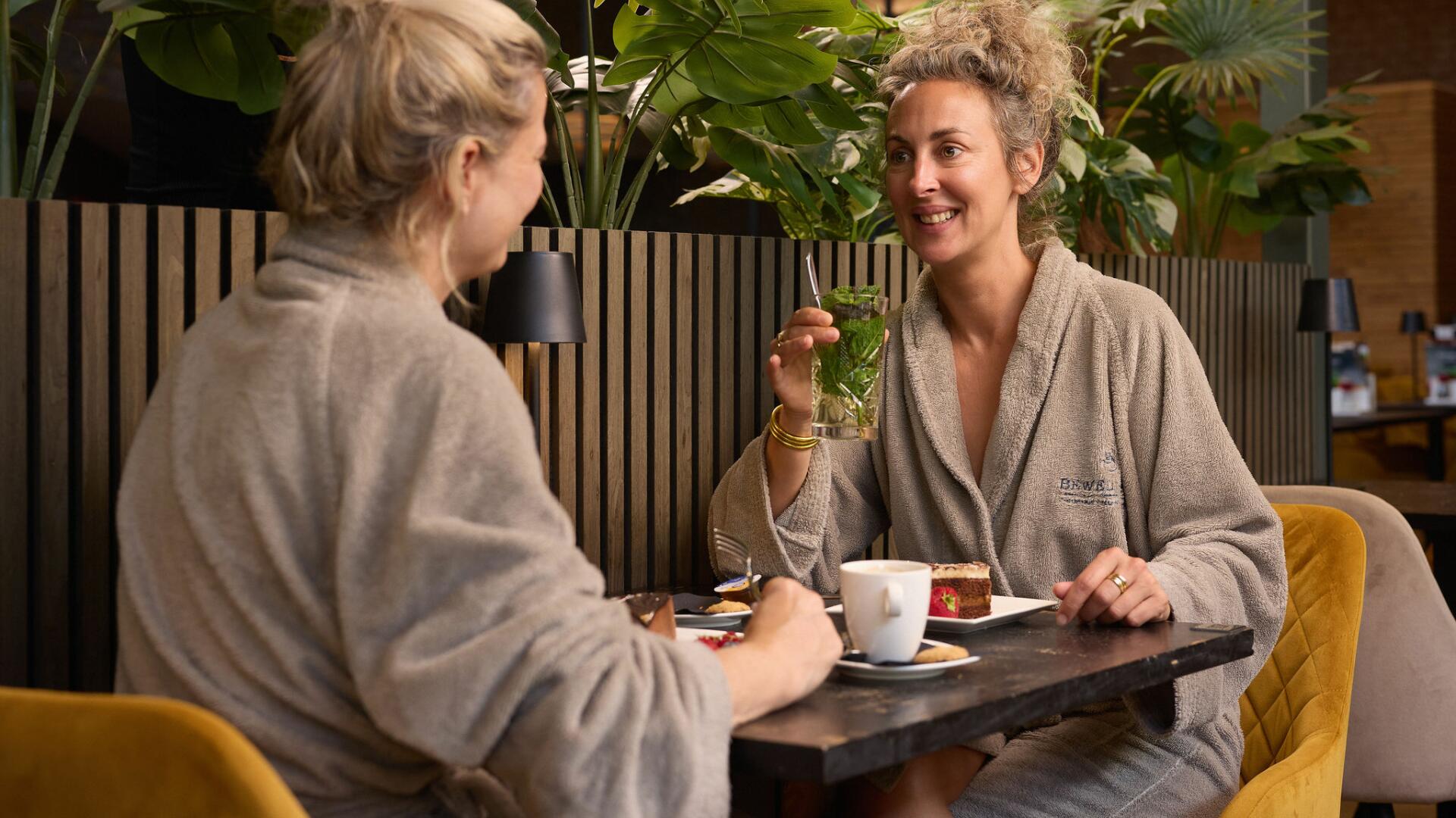 Vrouwen drinken koffie en thee en eten een gebakje bij Hezemeer