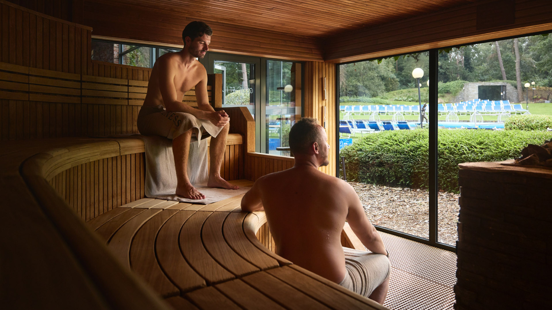 Mannen ontspannen in de sauna